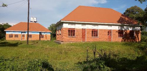 Die beiden Internat Gebäude für Jungen und  Mädchen.